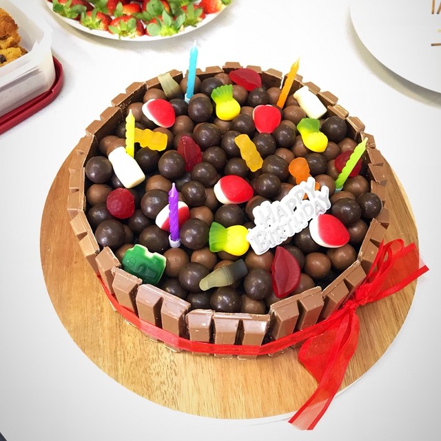 お菓子でデコレーション バースデーケーキ レシピ 作り方 By Champbell クックパッド 簡単おいしいみんなのレシピが366万品