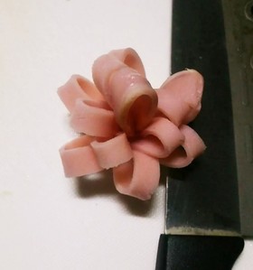 お弁当の隙間埋めに♪ハムのお花♡