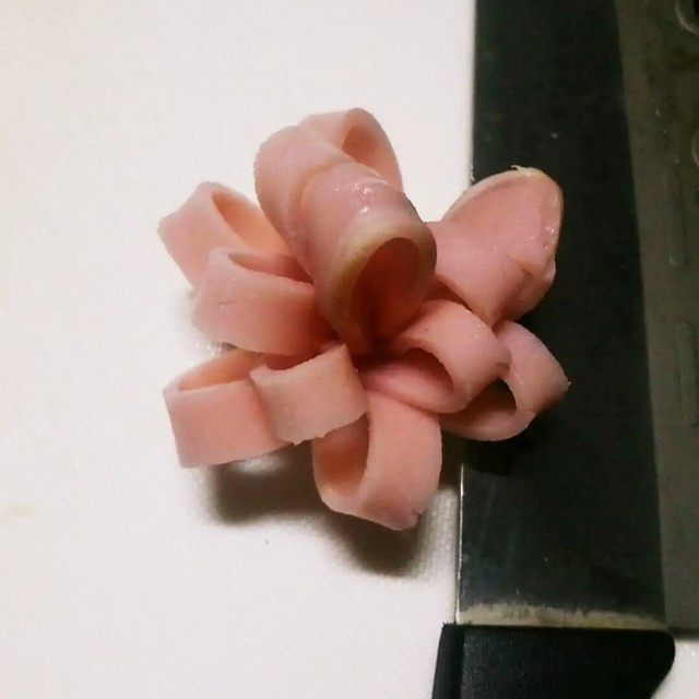お弁当の隙間埋めに ハムのお花 レシピ 作り方 By Coco95 クックパッド 簡単おいしいみんなのレシピが350万品