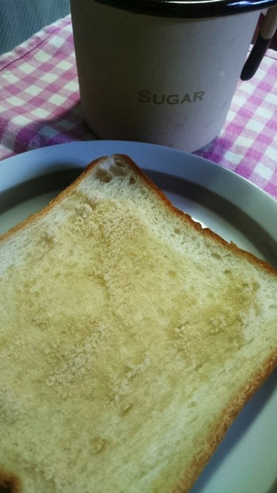 食パンにサッとかけた砂糖さんの写真