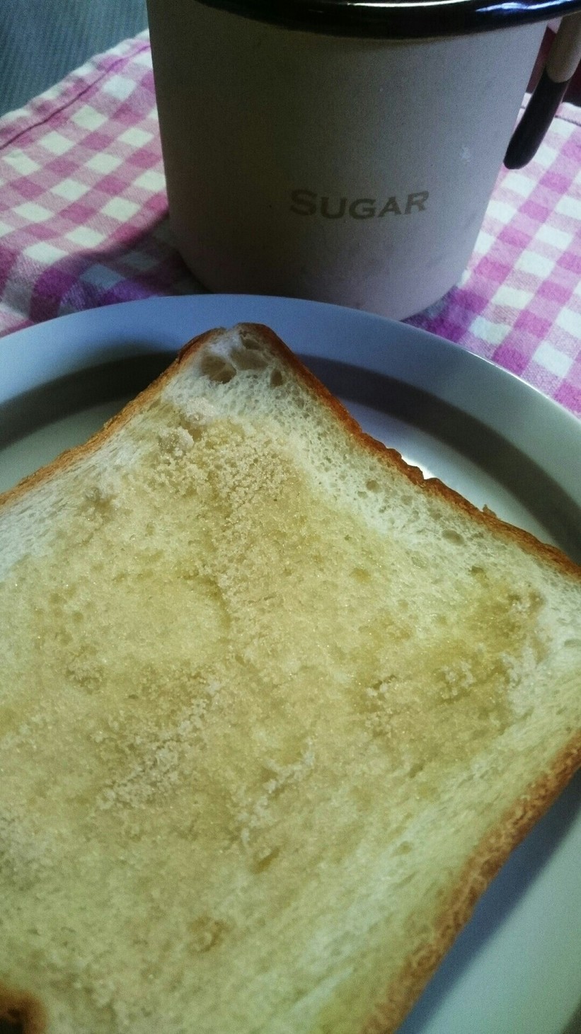 食パンにサッとかけた砂糖さんの画像