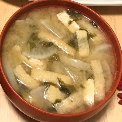 キホンの味噌汁 大根と油揚げと菜っ葉の写真