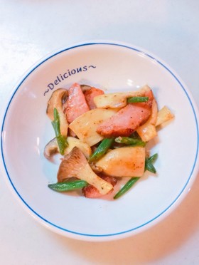 きのこと野菜とハムのチリパウダー炒め