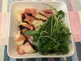 桃と生ハムとルッコラのサラダ