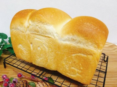 イースト少量☆山型 米粉入りパン.｡*･の写真