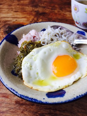 目玉焼き丼にめかぶ・しらす☆