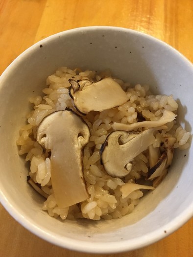 秋に食べたい 松茸ご飯の写真