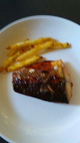 お惣菜のサバをオーブンで塩焼き(^_^)