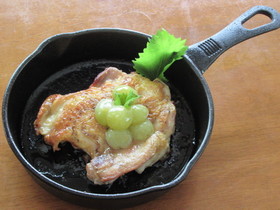 鶏もも肉の塩レモンソテーマスカットソース