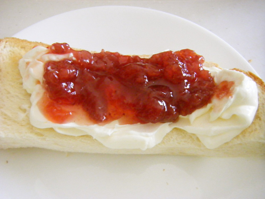 10分で簡単イチゴのクリームチーズパンの画像