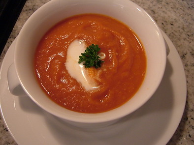 トマトの温かいスープの写真