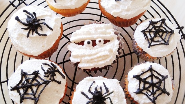 スパイダーカップケーキ ハロウィンに レシピ 作り方 By Ak332 クックパッド 簡単おいしいみんなのレシピが353万品