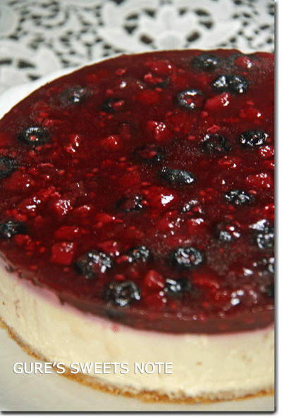 ベリーミックスのレアチーズケーキの画像