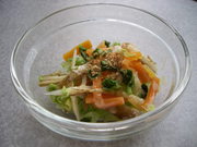 冷蔵庫の残り野菜でOK。温野菜の胡麻和えの写真