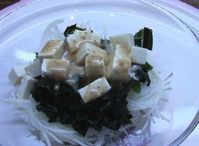 金のごまだれで食べる豆腐わかめ大根サラダ