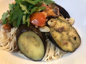 素麺と夏野菜と梅肉あっさりペペロンチーノ