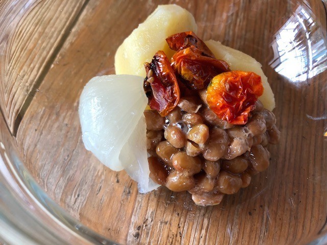 納豆とドライトマトでジャガイモの画像