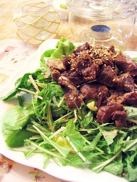金のごまだれで牛すじサラダ