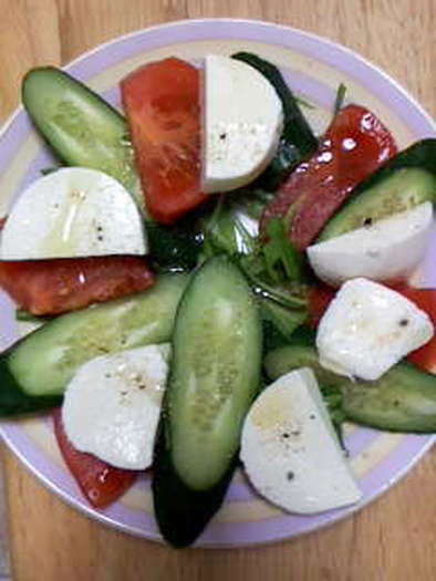 トマトとモッツアレラの簡単サラダの写真