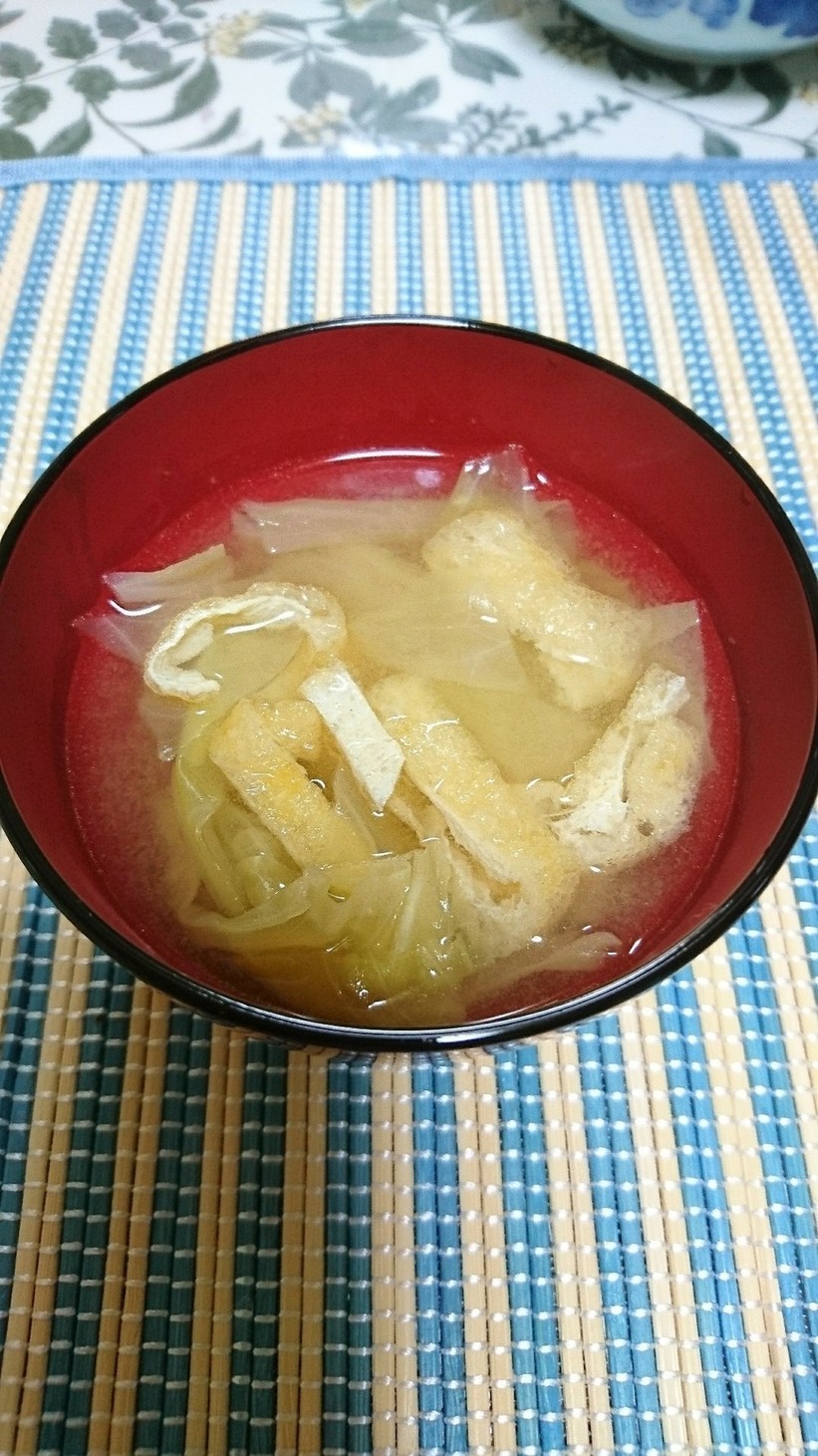 キャベツとお揚げの味噌汁の画像