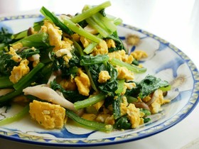 小松菜としめじとたまごのにんにく炒め