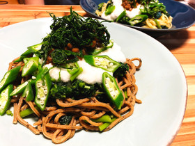 モロヘイヤと三種のネバネバベースパスタ