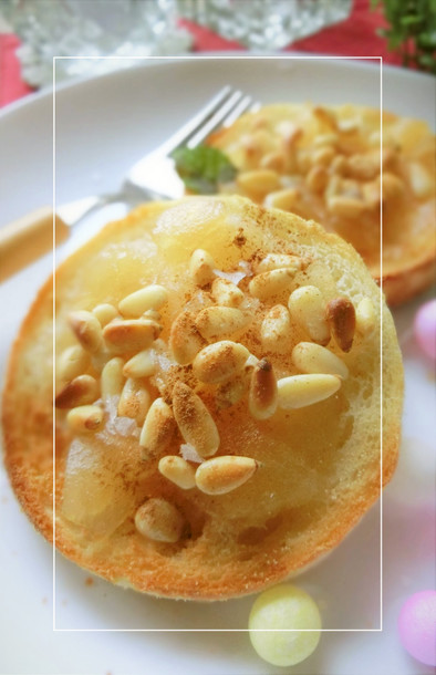 りんごジャム×松の実の甘塩トーストの写真