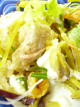 さつまいもと半熟卵の棒々鶏サラダ。