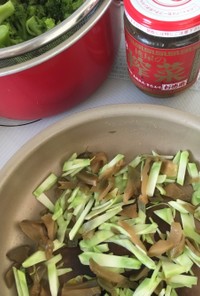 ブロッコリーの茎とザーサイの炒め物