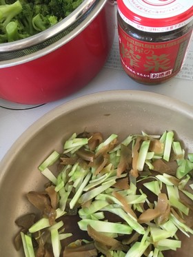 ブロッコリーの茎とザーサイの炒め物