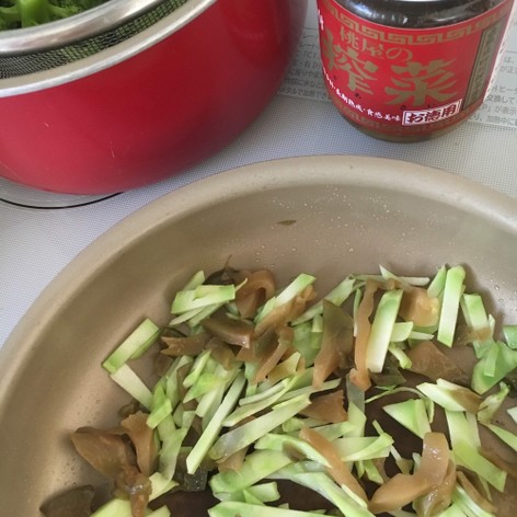 ブロッコリーの茎とザーサイの炒め物