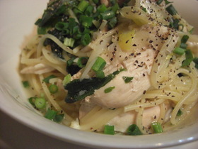 レンジ蒸し鶏とねぎのパスタ