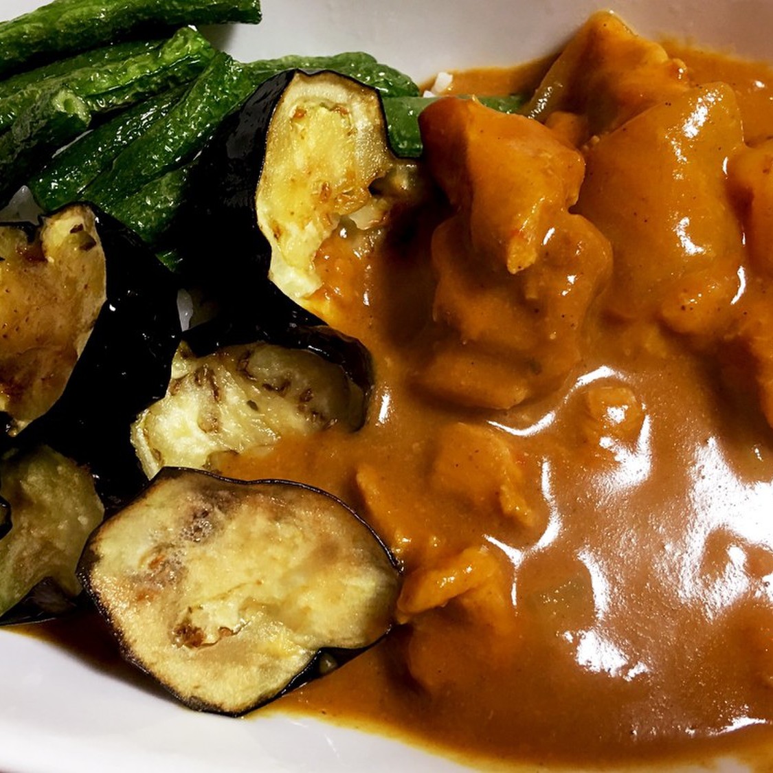 圧力鍋で本格チキンカレー☆夏野菜を添えて