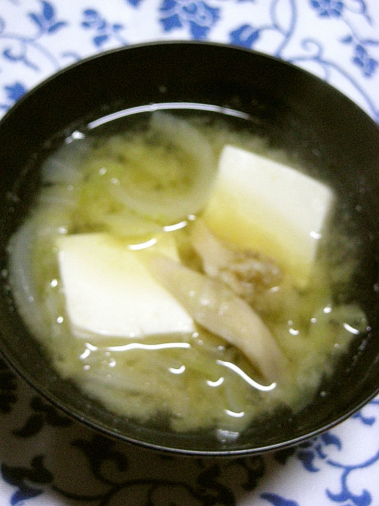 ■豆腐と舞茸と玉ねぎのお味噌汁■の画像