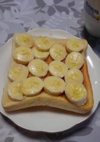 食パンのバナナ乗せ