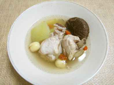 冬瓜と手羽元のスープ（冬瓜炖鶏翼）の写真