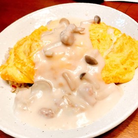 鶏肉ときのこのホワイトソースオムライス