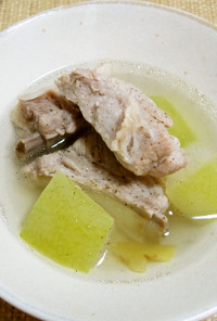 冬瓜と豚スペアリブのスープ（冬瓜排骨湯）
