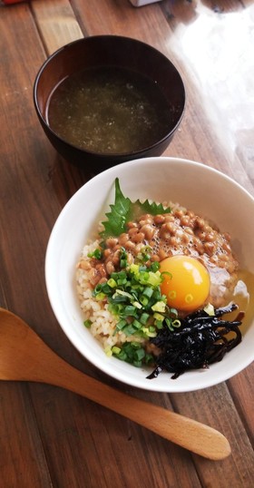 簡単手抜きごはん♡しそが◎納豆たまご丼♡