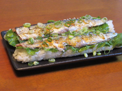 焼き秋刀魚の棒寿司の写真