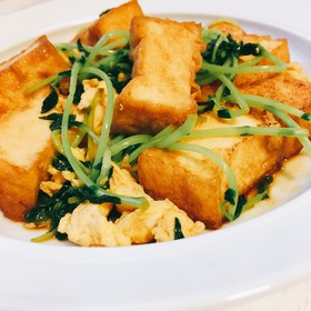 ラー油で簡単!厚揚げと豆苗のピリ辛炒め