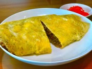 紹興酒風味ソース炒飯のオムライスの写真