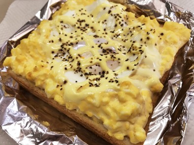 卵、目玉焼きトーストの写真