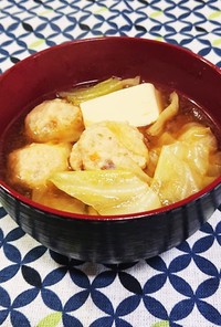 キャベツと鶏団子のピリ辛スープ