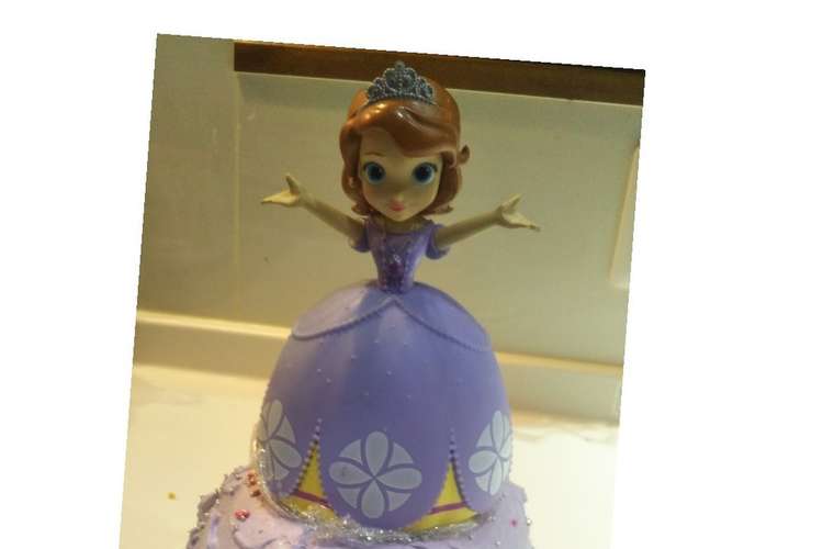 プリンセスソフィアの人形ドールケーキ立体 レシピ 作り方 By さとみんちゃちゃちゃ クックパッド 簡単おいしいみんなのレシピが370万品