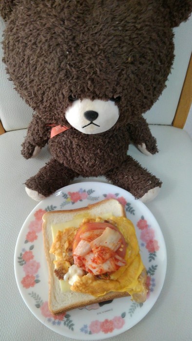 ミンチ卵焼きトマトのせトーストの写真