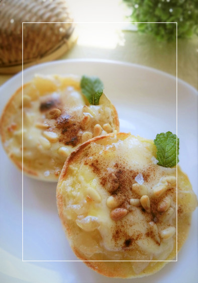 りんごジャム×松の実の甘塩チーズトーストの写真