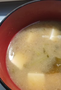 秋の定番「なめこ豆腐の味噌汁+大根の葉」