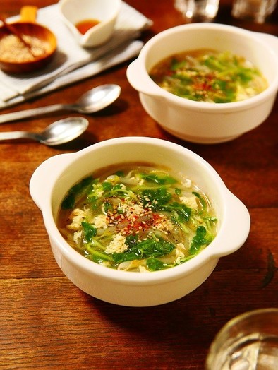 もやしと豆苗の中華風ふわふわ卵スープの写真