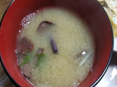アミタケと水菜の味噌汁の写真